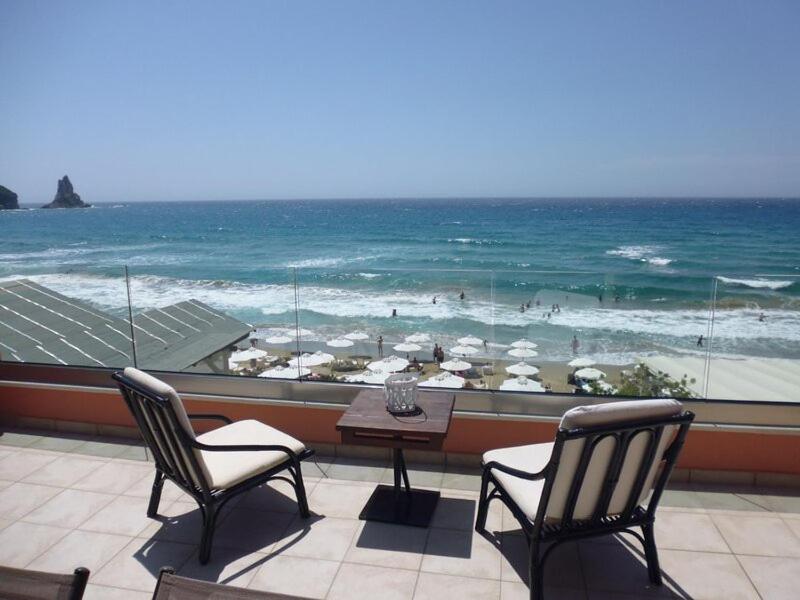 un balcon avec une table et des chaises et l'océan dans l'établissement Glorious Sunset & Sea View Loft Apt Mariastella 6, à Agios Gordios