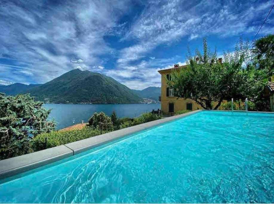 Majoituspaikassa Villa Peroni Lake Como Classic with Swimming pool tai sen lähellä sijaitseva uima-allas