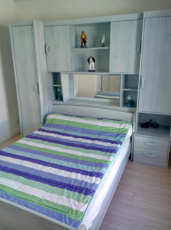 sypialnia z łóżkiem z paskiem w obiekcie L' Ecume de Mer w mieście Châtelaillon-Plage