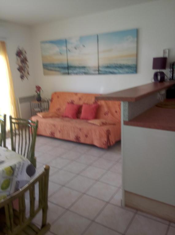 salon z kanapą i stołem w obiekcie L' Ecume de Mer w mieście Châtelaillon-Plage
