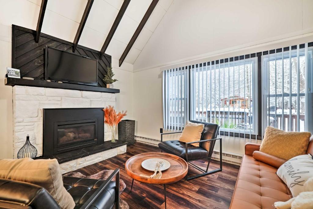 PetFriendly Pocono Lake Cabin with Hot Tub!, Pocono Lake Updated