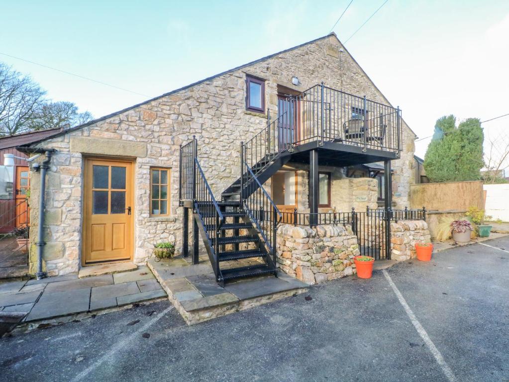 ein Steinhaus mit einer Treppe davor in der Unterkunft The Nest in Buxton