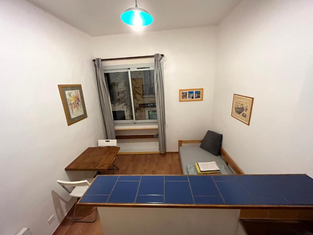 a room with a ping pong table in a room at Studio CV - Calme, clair in Montpellier