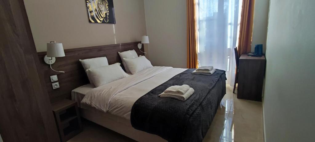 Postel nebo postele na pokoji v ubytování SQUARE HOTEL