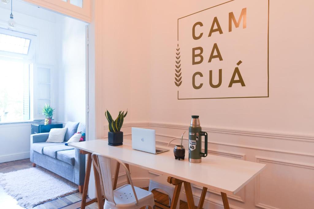 uma sala de estar com uma mesa e um sofá em Cambacuá em Buenos Aires