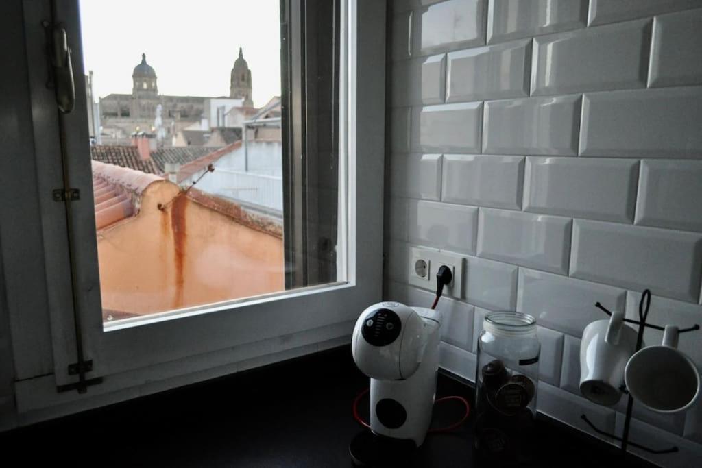 a kitchen window with a view of a rooftop at II Precioso apartamento con vistas a la Catedral in Salamanca