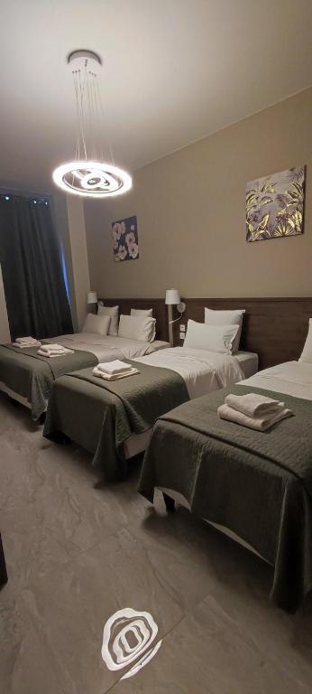 Postel nebo postele na pokoji v ubytování SQUARE HOTEL