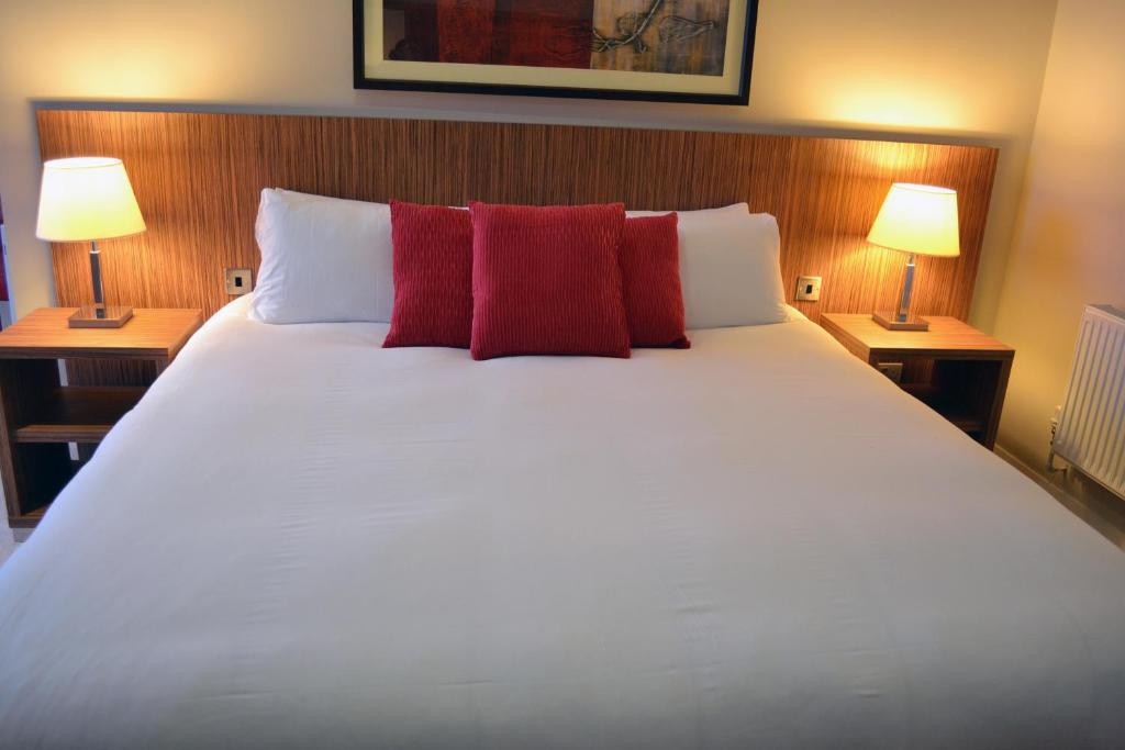 Postel nebo postele na pokoji v ubytování Carrick Plaza Suites and Apartments