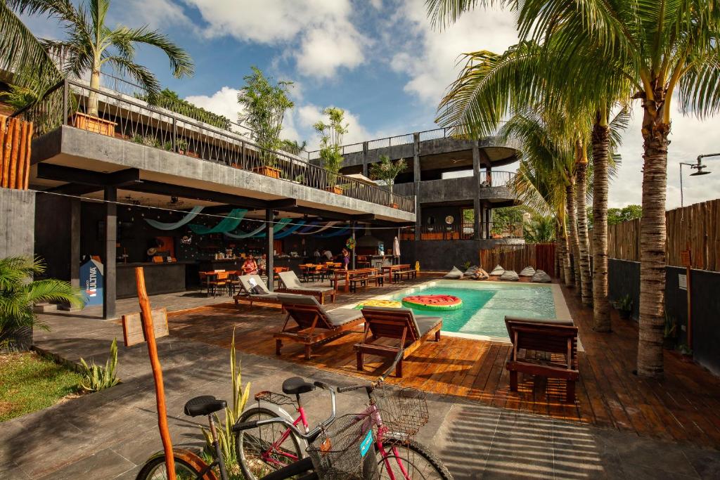 dom z basenem i palmami w obiekcie Che Bacalar Hostel & Bar Adults Only w mieście Bacalar
