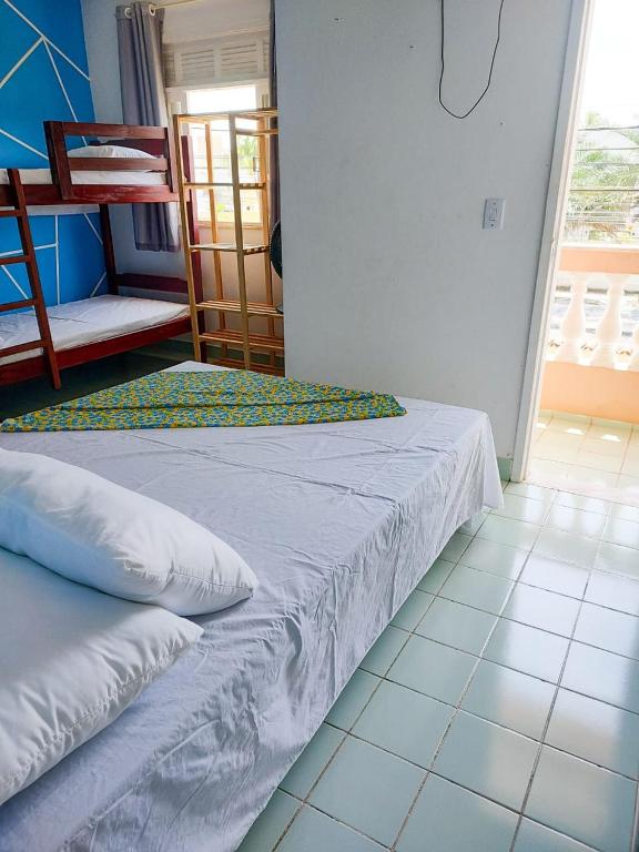 Postel nebo postele na pokoji v ubytování Maré Hostel Itapuã