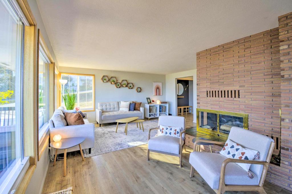 uma sala de estar com um sofá e uma lareira em Port Angeles Pad Less Than 1 Mi to Olympic Natl Park em Port Angeles