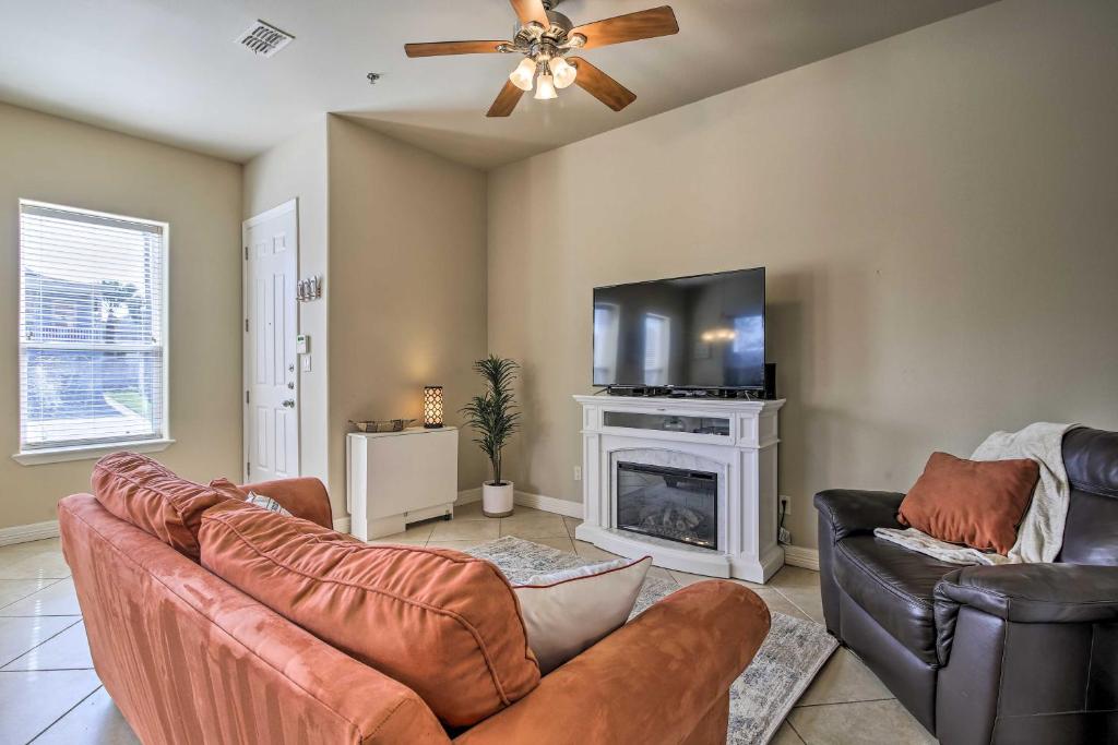 Μια τηλεόραση ή/και κέντρο ψυχαγωγίας στο Texas Condo with Outdoor Pools - Walk to Beach!
