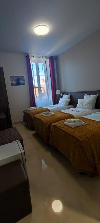 Postel nebo postele na pokoji v ubytování SQUARE HOTEL