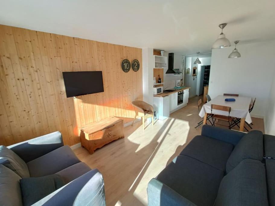 un salon avec un canapé bleu et une table dans l'établissement 2 PIECES 45m2 6/7PERS VAL CLARET, à Tignes