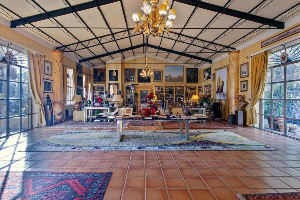 un soggiorno con lampadario a braccio e una camera spaziosa di Villa de lujo a 50km de Madrid a Pezuela de las Torres