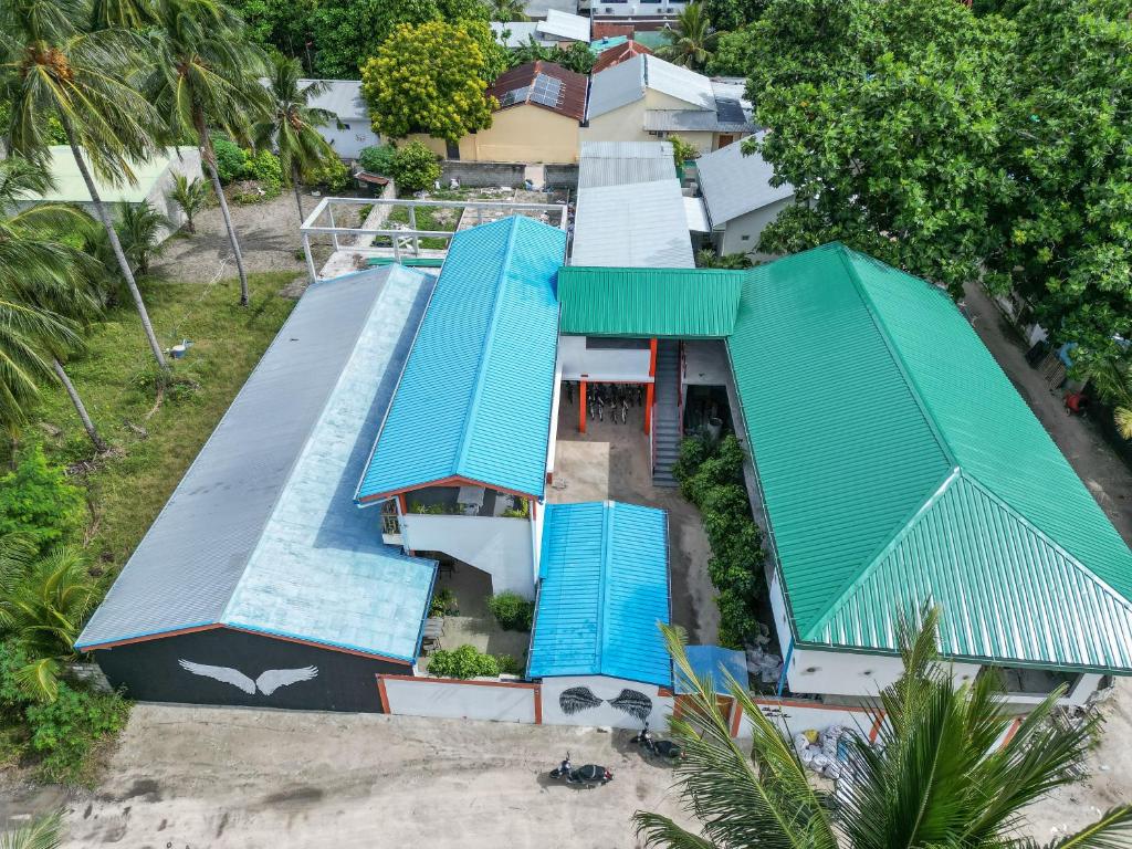 einen Blick über ein Haus mit Pool in der Unterkunft Thoddoo White Sand Inn in Thoddoo-Atoll