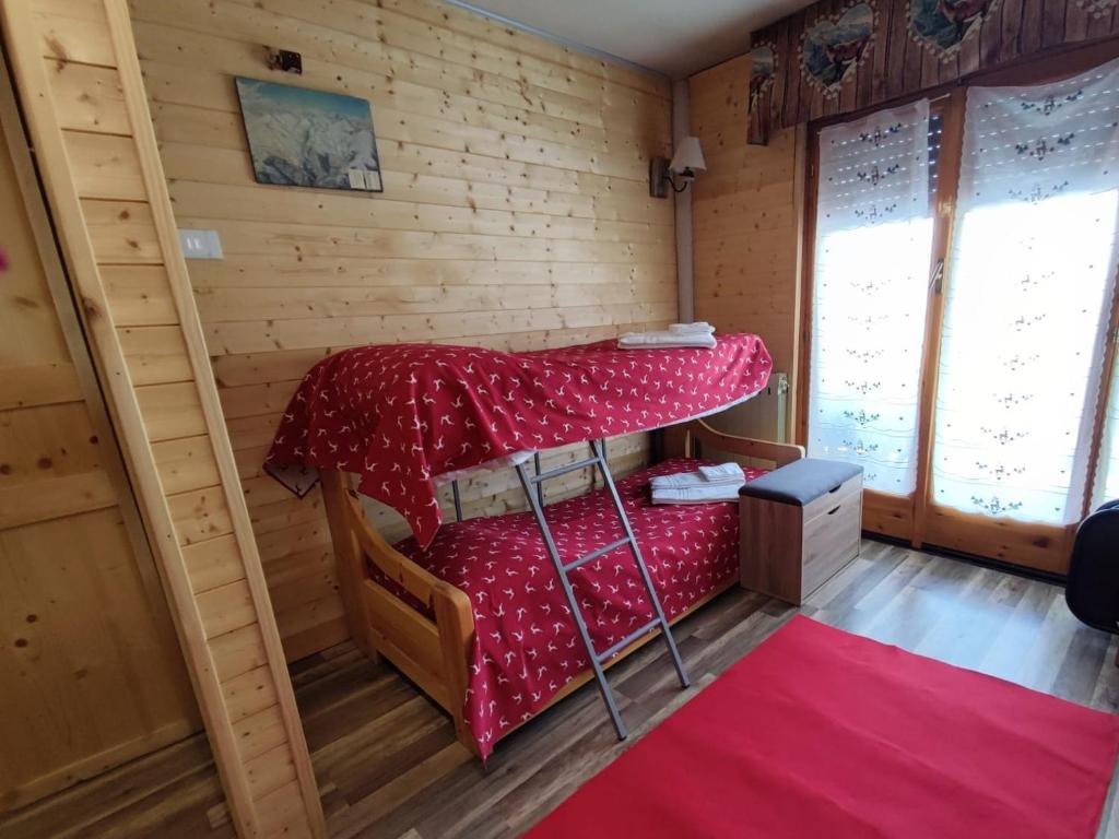 a room with a bunk bed in a cabin at CASA CRISTALLO sci ai piedi in Prato Nevoso