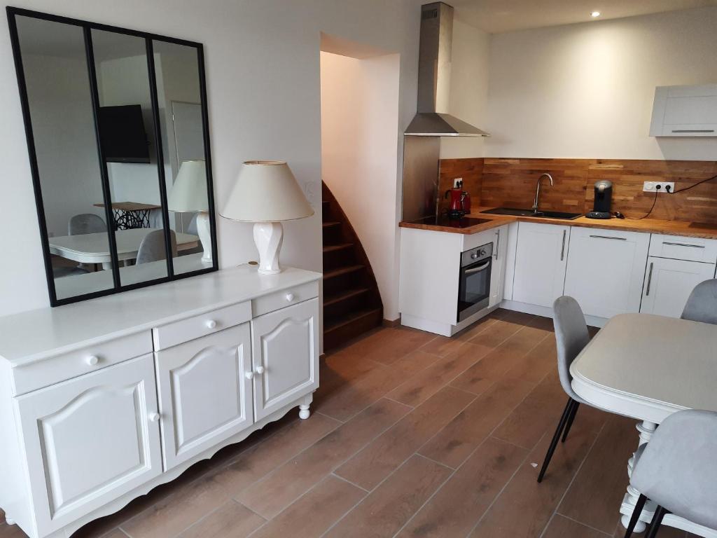 LA CLEF DES CHAMPS GITE PERRINE - Two-Bedroom House