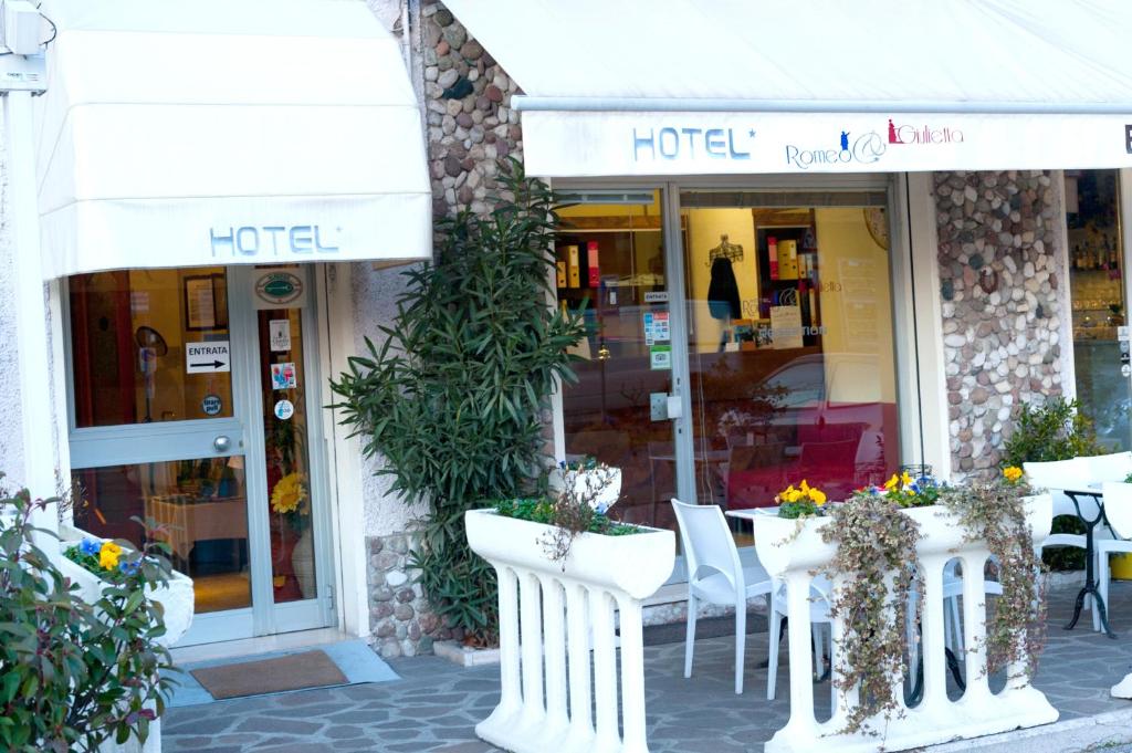 Albergo Marsariにあるレストランまたは飲食店