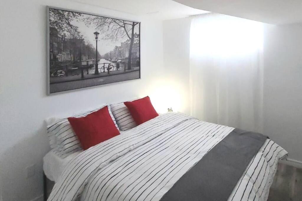 Säng eller sängar i ett rum på Cozy 2-bedroom lower unit!
