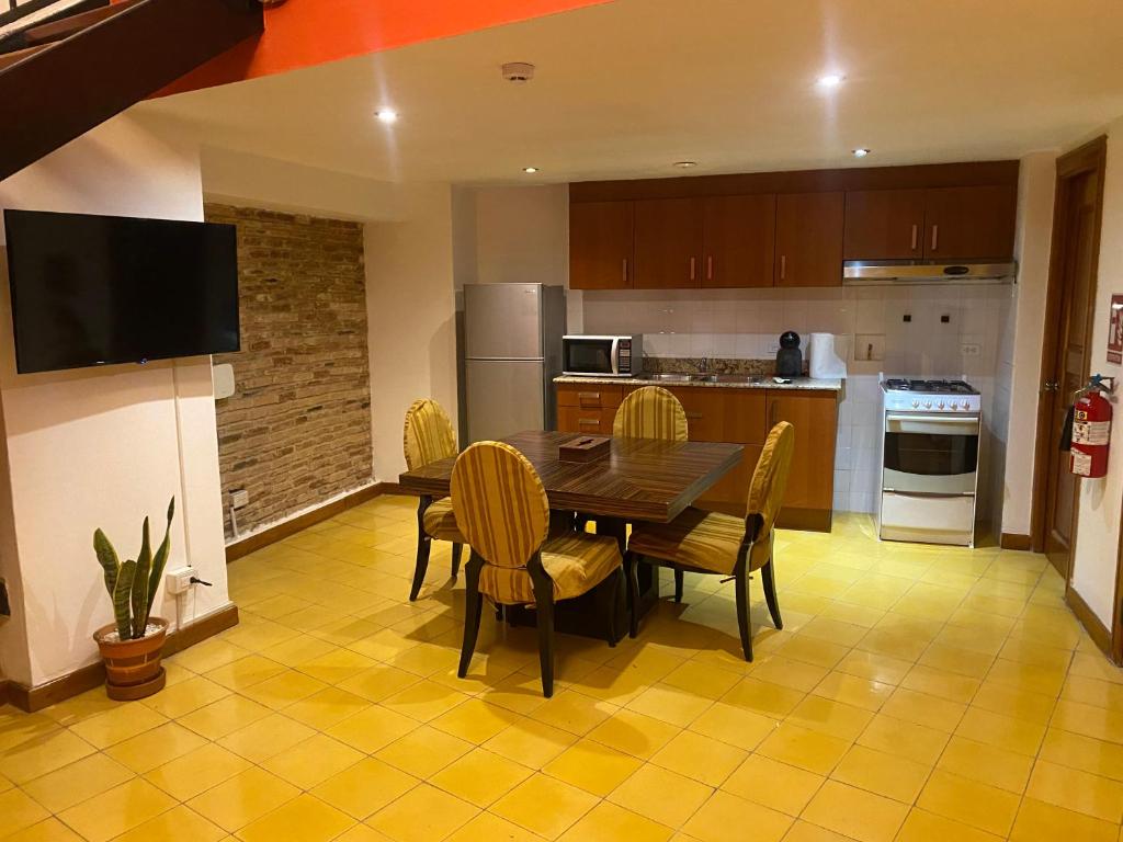 Kuchyň nebo kuchyňský kout v ubytování Oasis Hotel