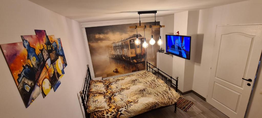 um quarto com uma cama e um quadro na parede em Studio OnE Lupeni em Lupeni