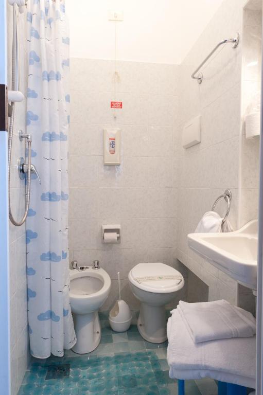Albergo Marsariにあるバスルーム