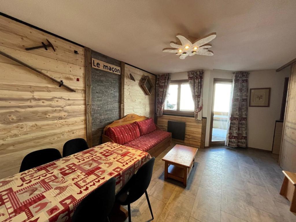 a room with a bed and a table with chairs at Appartement Lanslevillard, 3 pièces, 6 personnes - FR-1-508-26 in Lanslevillard
