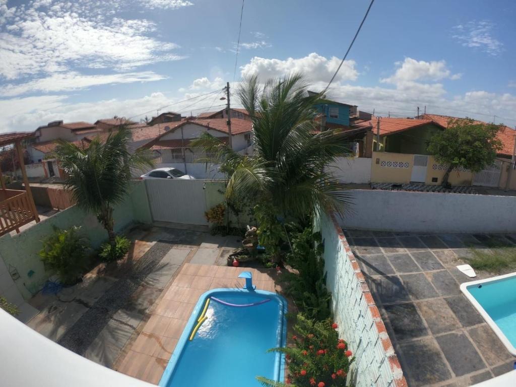 Blick auf den Pool vom Balkon eines Hauses in der Unterkunft Casa para Família com Piscina in Luis Correia