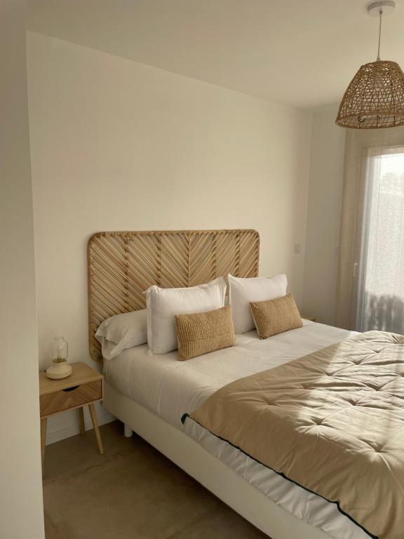 une chambre avec un grand lit avec deux oreillers dans l'établissement Les Lodges de Saint Brice 1, à Arès