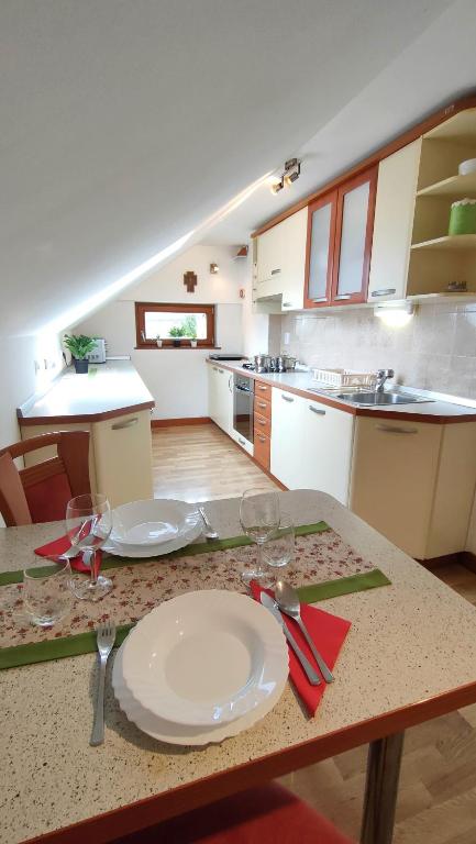 Kuchyň nebo kuchyňský kout v ubytování Apartmaji Dora