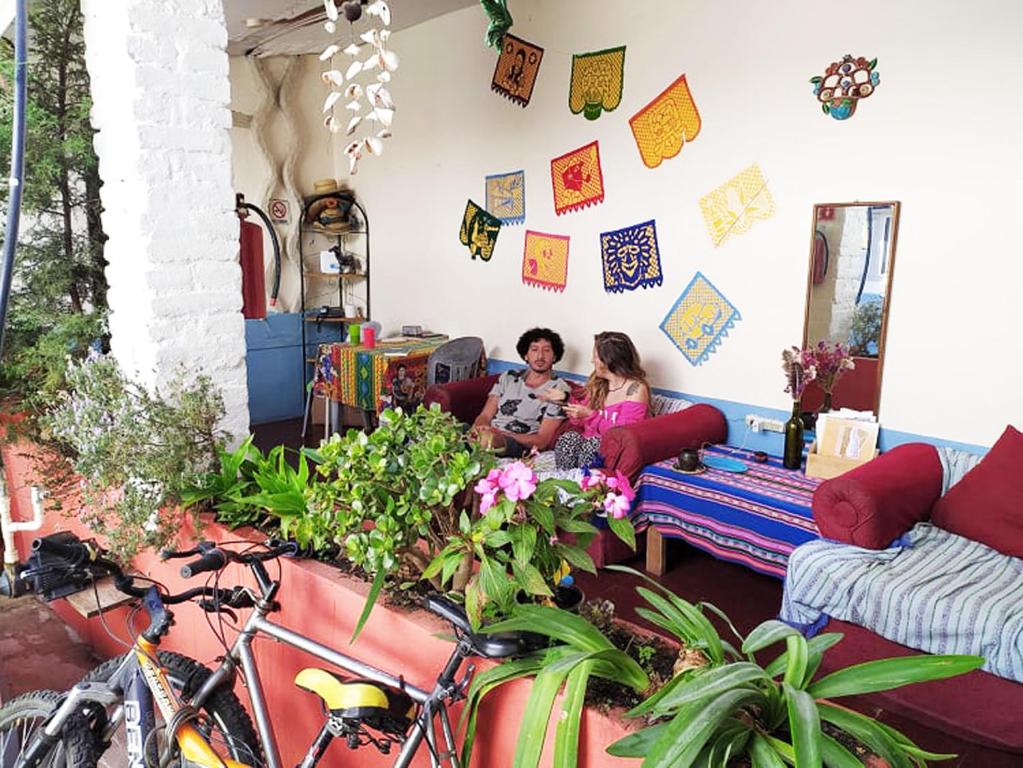 Dos mujeres sentadas en un sofá en una sala de estar en Hostal Posada Mi Casa en San Cristóbal de Las Casas