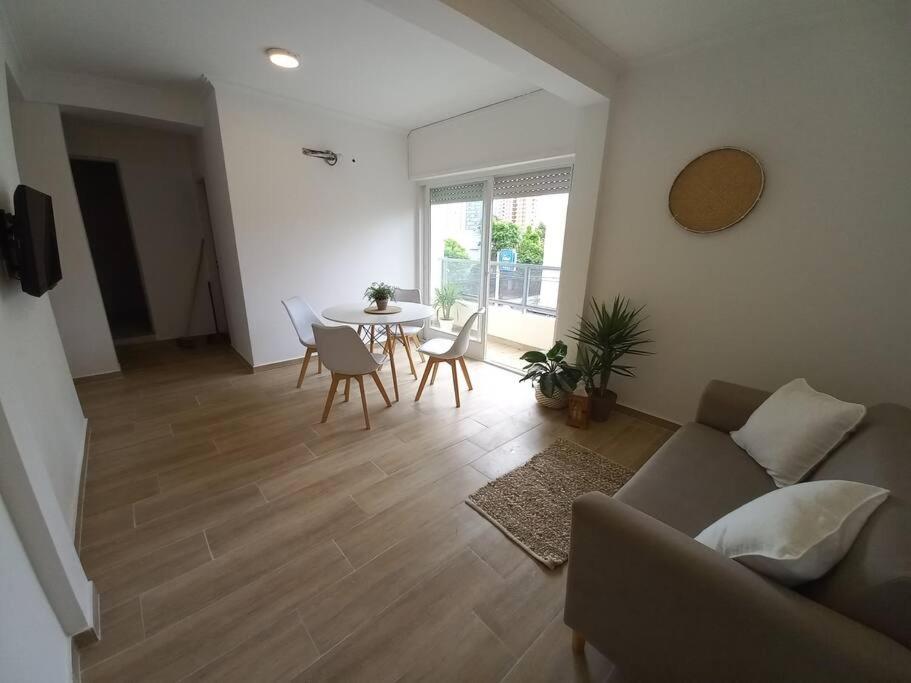 uma sala de estar com um sofá e uma mesa em HOME DOS MARTIN a 1 cuadra de peatonal em Resistência