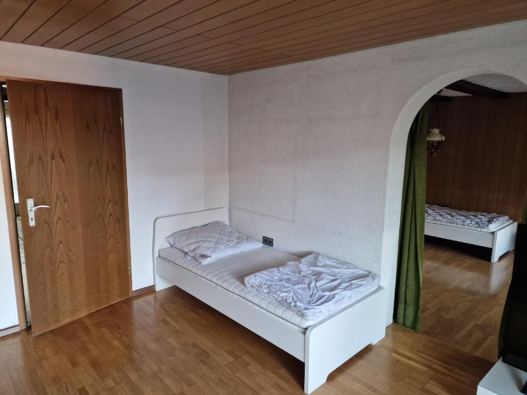 Postel nebo postele na pokoji v ubytování Monteurswohnung Schwarzwald
