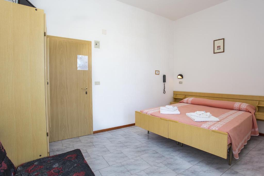 A bed or beds in a room at Hotel Lugano