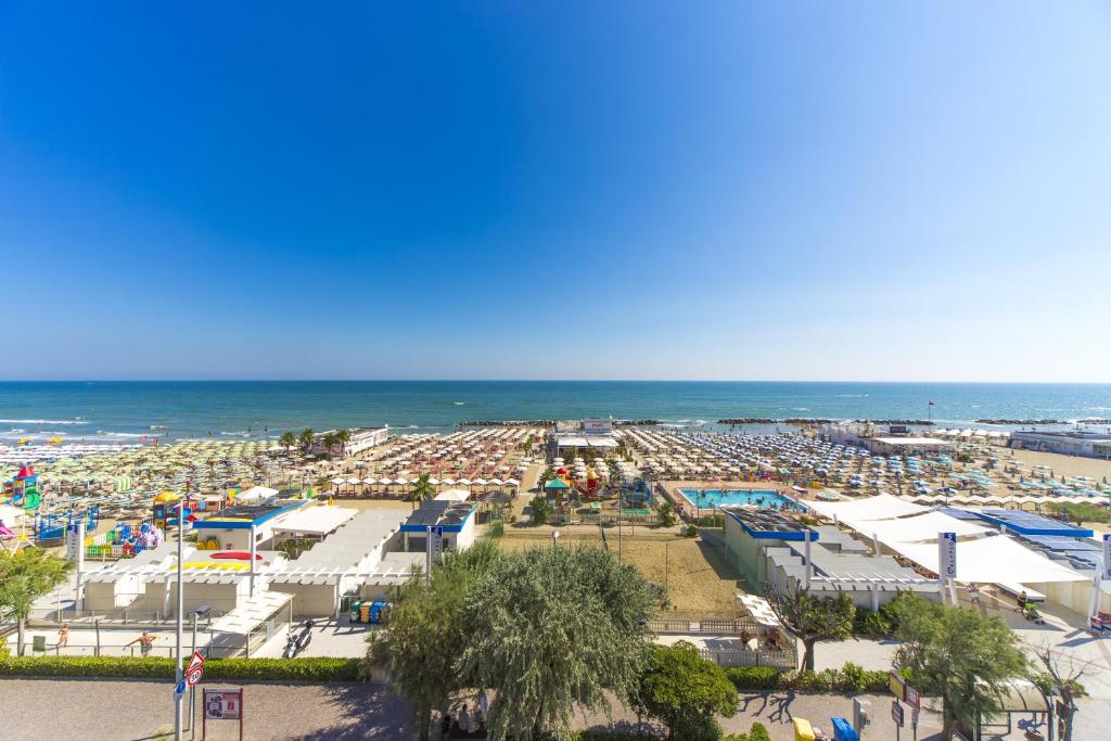una vista aérea de una playa con muchas tiendas de campaña en Hotel Touring, en Misano Adriatico