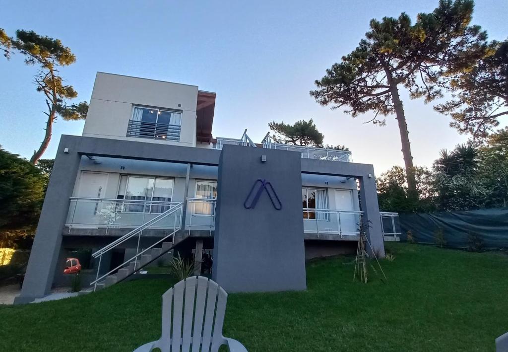 una casa con una x en la parte delantera en Acacia Morada, en Villa Gesell