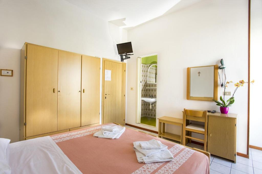 A bed or beds in a room at Hotel Lugano