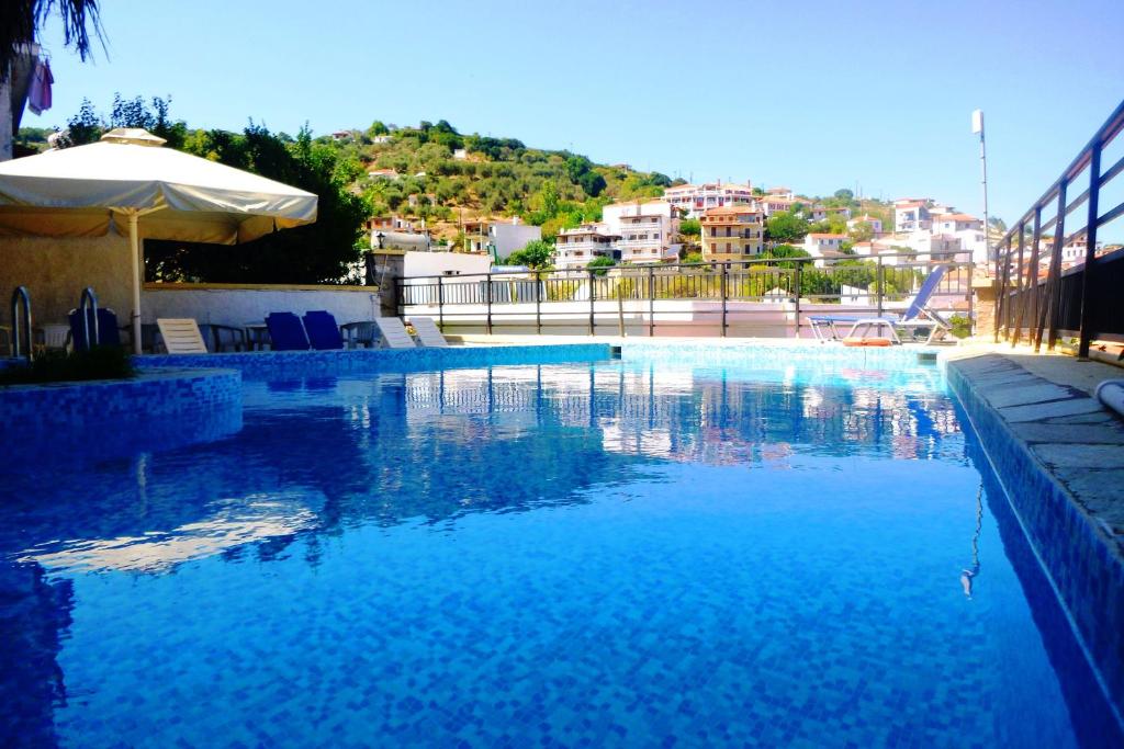 Bazén v ubytování Denise Hotel nebo v jeho okolí