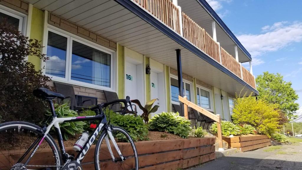 Катание на велосипеде по территории Auberge Happy Logis или окрестностям