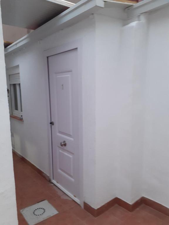 Zimmer mit einer weißen Wand und einer Tür in der Unterkunft Apartamento Estudio B-1 in Madrid