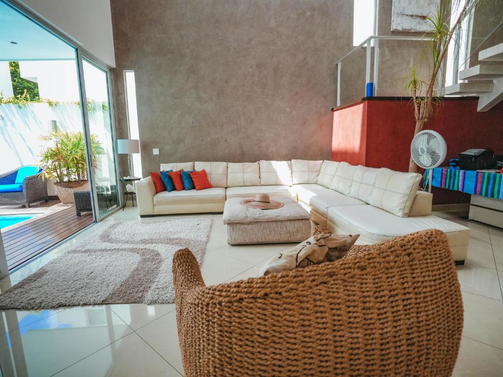 un soggiorno con divano bianco e tavolo di Spacious Luxury Home a Cancún