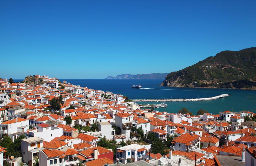 Blick auf eine Stadt mit orangefarbenen Dächern in der Unterkunft Denise Hotel in Skopelos