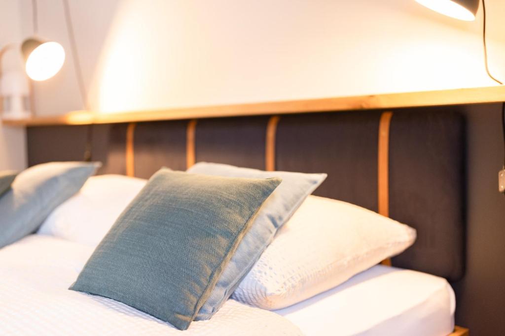 Postel nebo postele na pokoji v ubytování Gyger Restaurant Confiserie B&B