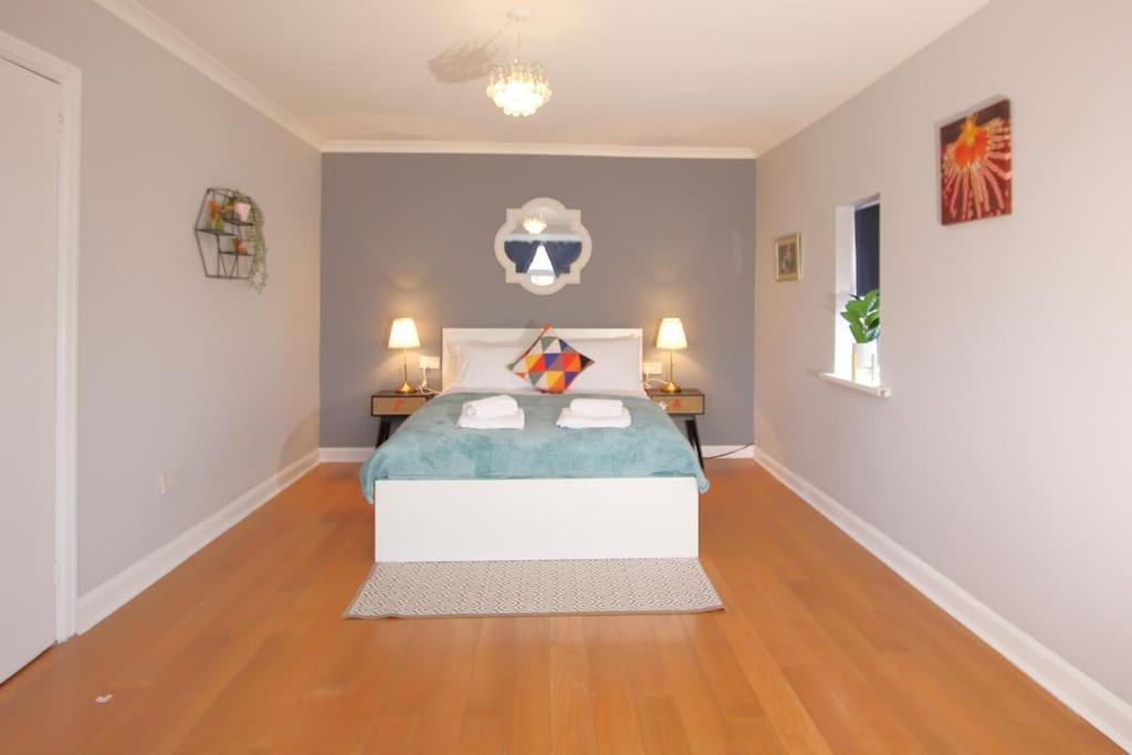 Fotografie z fotogalerie ubytování 3 Bedroom 2 Bathroom Bungalow by CozyNest v destinaci Earley