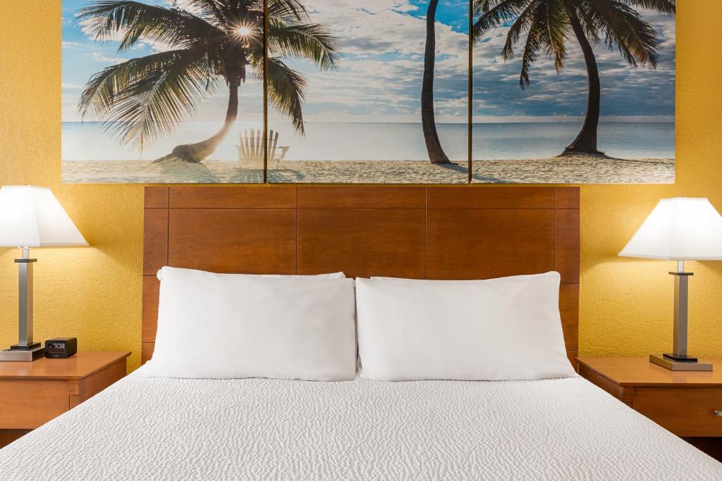 enVision Hotel Miami International Airport - King Room With Tub - Disability Access/Non Smoking