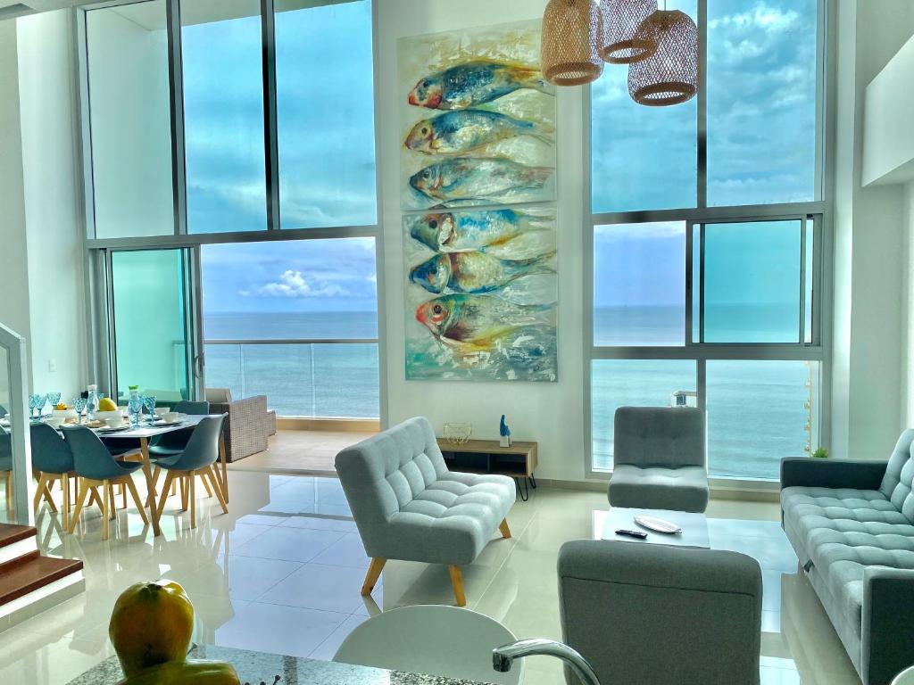 un salon avec un canapé, une table et des chaises dans l'établissement New Apartments with great Sunsets near historic center and beach, à Carthagène des Indes