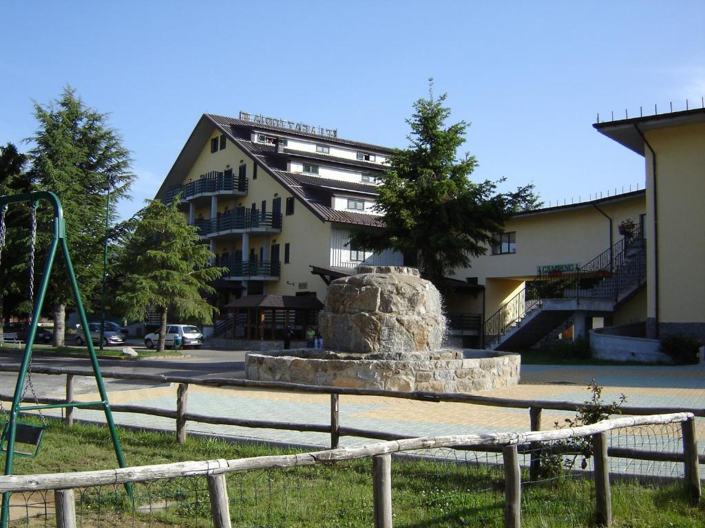 una estatua en un parque frente a un edificio en Hotel La Fattoria en Camigliatello Silano