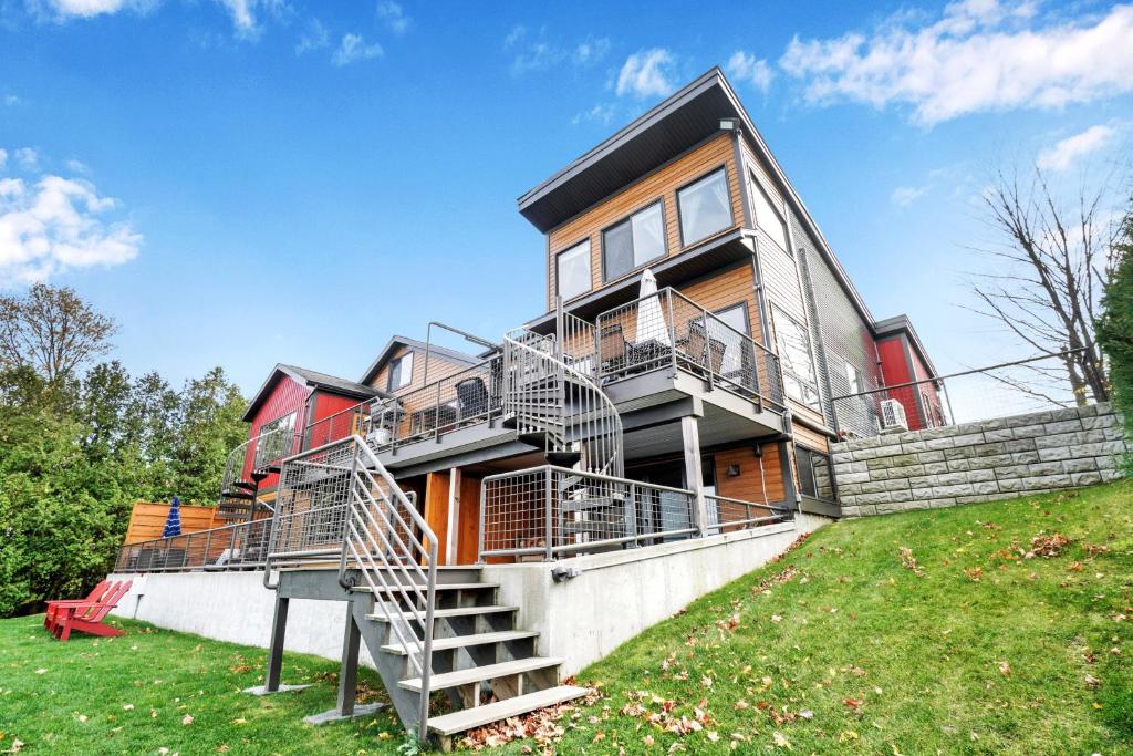 une maison avec un escalier menant à celle-ci dans l'établissement Lakeshore Vermont, à Colchester
