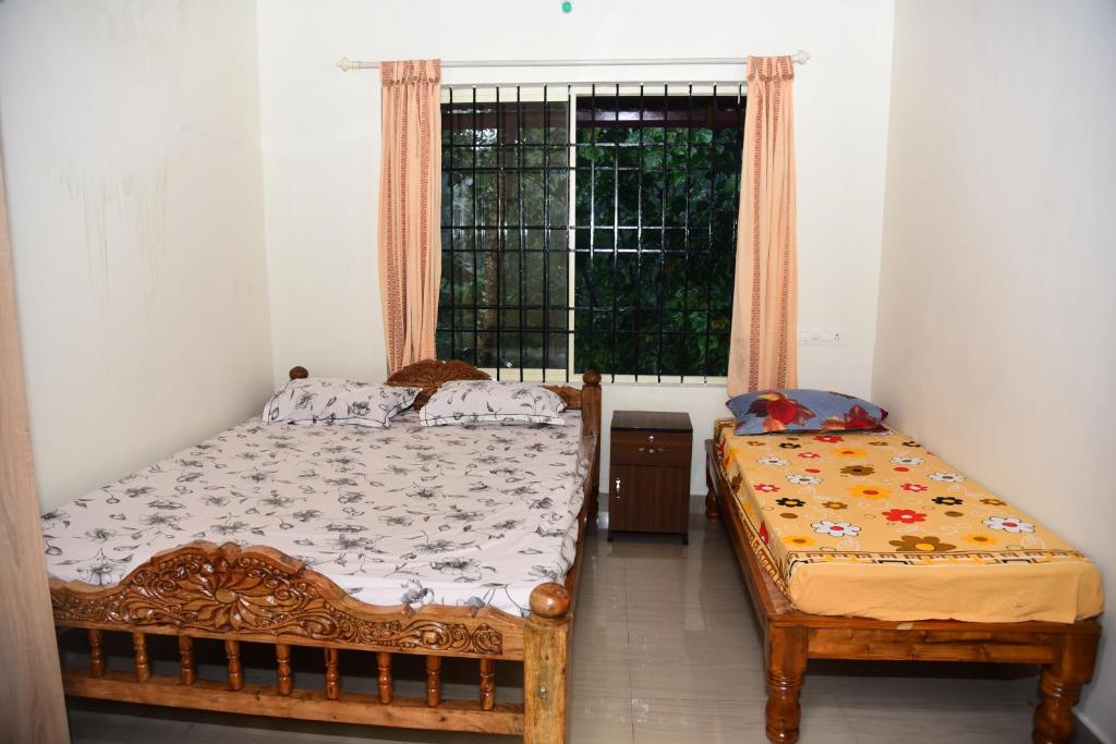 Postel nebo postele na pokoji v ubytování Mourya Homestay - 2BH, Estate, Balcony